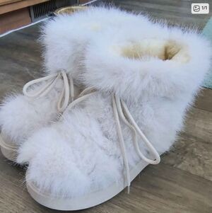 Cozy White Fur Boots Size 9